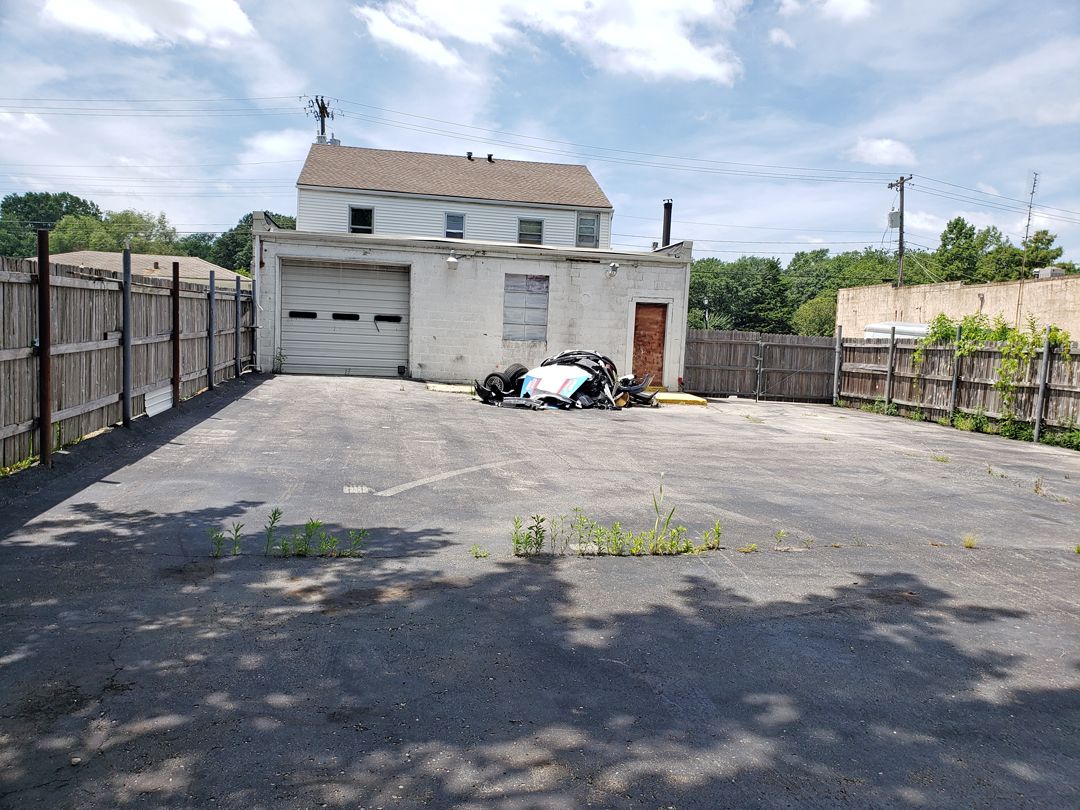 5943 Merriam Dr, Shawnee Mission, KS 66203